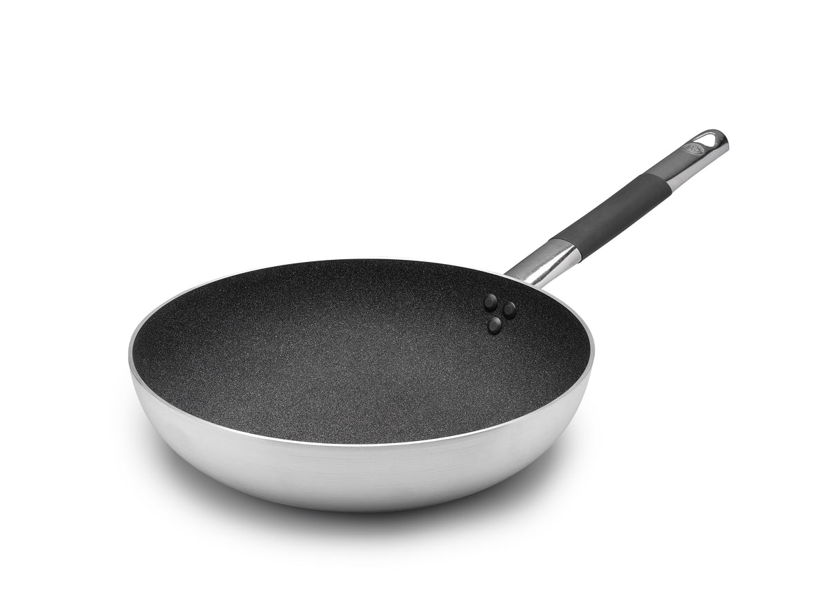 PADELLA SVASATA ALTA INDUZIONE strumento versatile è principalmente impiegato per le cotture dinamiche e veloci come le rosolature di piccoli pezzi di carne e letti di pesce. La forma leggermente svasata permette anche di utilizzarla per le cotture al salto e la mantecatura di paste. In negozio e online tuttochic.live