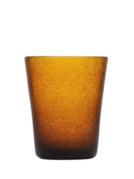 Bicchiere in vetro soffiato, colorato e lavorato a mano con effetto bollicine. Divertiti a colorare la tua tavola scegliendo il colore e la quantità da acquistare. La soffiatura fa sì che ogni bicchiere sia leggermente diverso l'uno dall'altro. Capacità cl 30. In negozio e online su tuttochic.live
