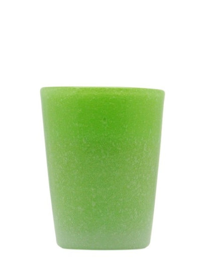 Bicchiere in vetro soffiato, colorato e lavorato a mano con effetto bollicine. Divertiti a colorare la tua tavola scegliendo il colore e la quantità da acquistare. La soffiatura fa sì che ogni bicchiere sia leggermente diverso l'uno dall'altro. Capacità cl 30. In negozio e online su tuttochic.live
