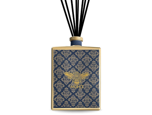 Profumatore per ambiente in una raffinata bottiglia di vetro verniciato con etichetta tessuta in jacquard e diffusore a forma di bastoncini in fibra da 3000 ml. FIORI DI COTONE Fragranza delicata e soave con note di bergamotto unite ad un cuore fiorito di mughetto, vaniglia ecc. In negozio e online su tuttochic.live