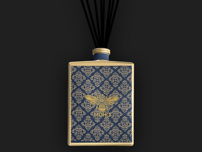 Profumatore per ambiente in una raffinata bottiglia di vetro verniciato con etichetta tessuta in jacquard e diffusore a forma di bastoncini in fibra da 3000 ml. FIORI DI COTONE Fragranza delicata e soave con note di bergamotto unite ad un cuore fiorito di mughetto, vaniglia ecc. In negozio e online su tuttochic.live