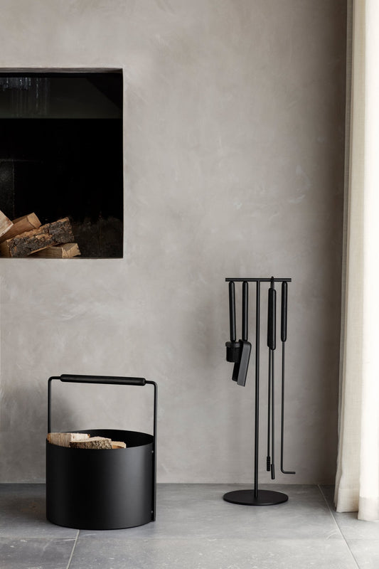 Set da camino in acciaio verniciato a polvere di colore nero. Il set è composto da un supporto che sostiene i seguenti utensili: pala, scopa, attizzatoio e pinza con manici in legno di quercia verniciati in nero. Dimensioni: Altezza: 756 mm Larghezza: 220 mm Lunghezza: 220 mm. In negozio e online su tuttochic.live