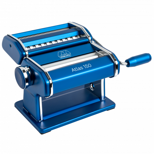 La più amata macchina manuale per la pasta fresca in casa. Icona del Design Made in Italy. Realizzata in acciaio di colore blu con rulli in lega di allumino anodizzato per alimenti. Con Atlas 150 realizzi lasagne, fettuccine, tagliolini. Atlas 150 non è lavabile in lavastoviglie! In negozio e online su tuttochic.live