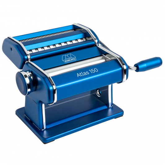 La più amata macchina manuale per la pasta fresca in casa. Icona del Design Made in Italy. Realizzata in acciaio di colore blu con rulli in lega di allumino anodizzato per alimenti. Con Atlas 150 realizzi lasagne, fettuccine, tagliolini. Atlas 150 non è lavabile in lavastoviglie! In negozio e online su tuttochic.live