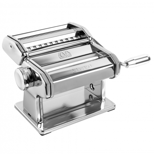La più amata macchina manuale per la pasta fresca in casa. Icona del Design Made in Italy. Realizzata in acciaio di colore blu con rulli in lega di allumino anodizzato per alimenti. Con Atlas 150 realizzi lasagne, fettuccine, tagliolini. Atlas 150 non è lavabile in lavastoviglie! In negozio e online su tuttochic.live