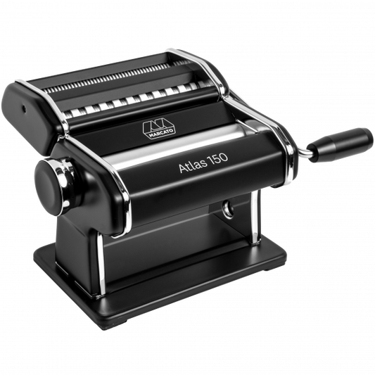 La più amata macchina manuale per la pasta fresca in casa. Icona del Design Made in Italy. Realizzata in acciaio di colore nero con rulli in lega di allumino anodizzato per alimenti. Con Atlas 150 realizzi lasagne, fettuccine, tagliolini. Atlas 150 non è lavabile in lavastoviglie! In negozio e online su tuttochic.live