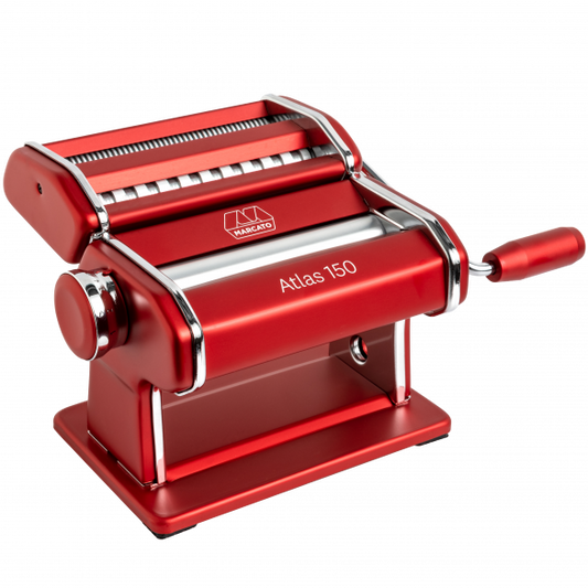 La più amata macchina manuale per la pasta fresca in casa. Icona del Design Made in Italy. Realizzata in acciaio di colore rosso con rulli in lega di allumino anodizzato per alimenti. Con Atlas 150 realizzi lasagne, fettuccine, tagliolini. Atlas 150 non è lavabile in lavastoviglie! In negozio e online su tuttochic.live