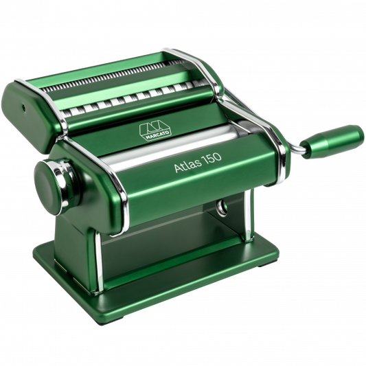 La più amata macchina manuale per la pasta fresca in casa. Icona del Design Made in Italy. Realizzata in acciaio di colore verde con rulli in lega di allumino anodizzato per alimenti. Con Atlas 150 realizzi lasagne, fettuccine, tagliolini. Atlas 150 non è lavabile in lavastoviglie! In negozio e online su tuttochic.live
