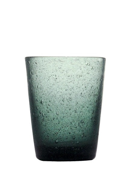 Bicchiere in vetro soffiato, colorato e lavorato a mano con effetto bollicine. Divertiti a colorare la tua tavola scegliendo il colore e la quantità da acquistare. La soffiatura fa sì che ogni bicchiere sia leggermente diverso l'uno dall'altro. Capacità cl 30. In negozio e online su tuttochic.live