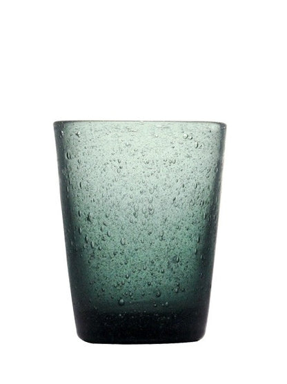 Bicchiere in vetro soffiato, colorato e lavorato a mano con effetto bollicine. Divertiti a colorare la tua tavola scegliendo il colore e la quantità da acquistare. La soffiatura fa sì che ogni bicchiere sia leggermente diverso l'uno dall'altro. Capacità cl 30. In negozio e online su tuttochic.live