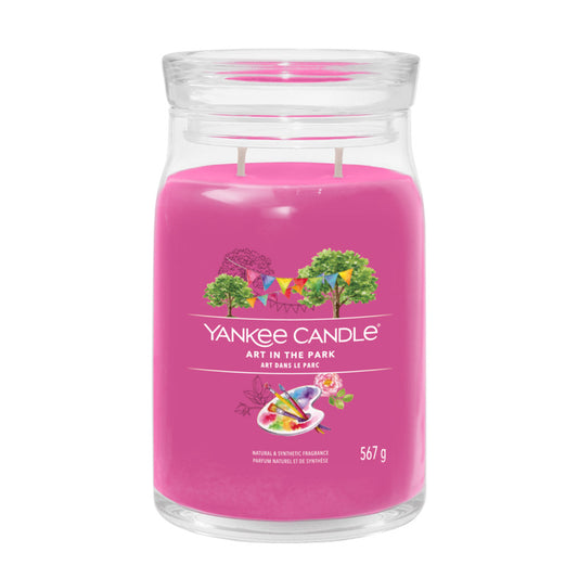 Scopri i vivaci profumi di un festival d'arte all’interno di un parco, con note che evocano la mela verde, fiori profumati e un accordo di fondo legnoso. Candela realizzata con due stoppini e un mix di altissima qualità di cera di soia. Tempo di combustione: 60 a 90 ore. In negozio e online su tuttochic.live