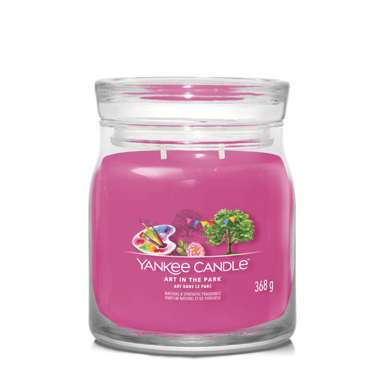 Scopri i vivaci profumi di un festival d'arte all’interno di un parco, con note che evocano la mela verde, fiori profumati e un accordo di fondo legnoso. Candela realizzata con due stoppini e un mix di altissima qualità di cera di soia. Tempo di combustione: 35 a 50 ore. In negozio e online su tuttochic.live