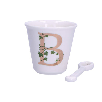 "Unico" Bicchierino in porcellana con iniziale decorata e cucchiaino. Capacità 75 cc Dimensioni: diametro cm 6,7- altezza cm 6 Lavare a mano Questo bicchierino può essere abbinato con il piattino