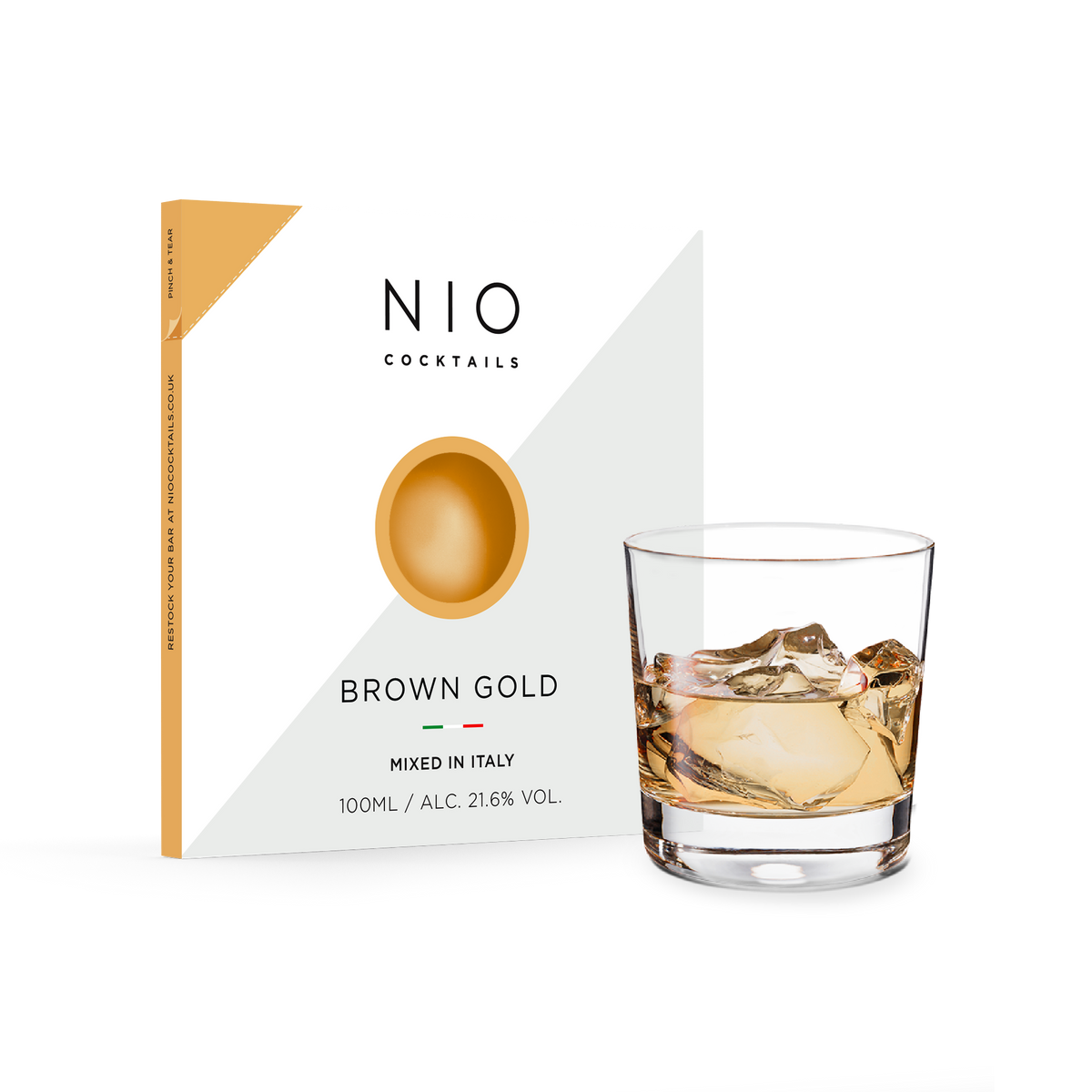 Cocktail Golden Brown Una bevanda da sera elegante e aromatica ricca di bourbon Bulleit, caffè e vaniglia. I cocktail NIO sono creati su ricetta di Patrick Pistolesi, miscelati artigianalmente in Italia con i migliori spirit e confezionati in packaging di design 100% riciclabile. In negozio e online su tuttochic.live
