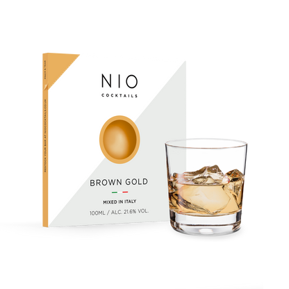 Cocktail Golden Brown Una bevanda da sera elegante e aromatica ricca di bourbon Bulleit, caffè e vaniglia. I cocktail NIO sono creati su ricetta di Patrick Pistolesi, miscelati artigianalmente in Italia con i migliori spirit e confezionati in packaging di design 100% riciclabile. In negozio e online su tuttochic.live