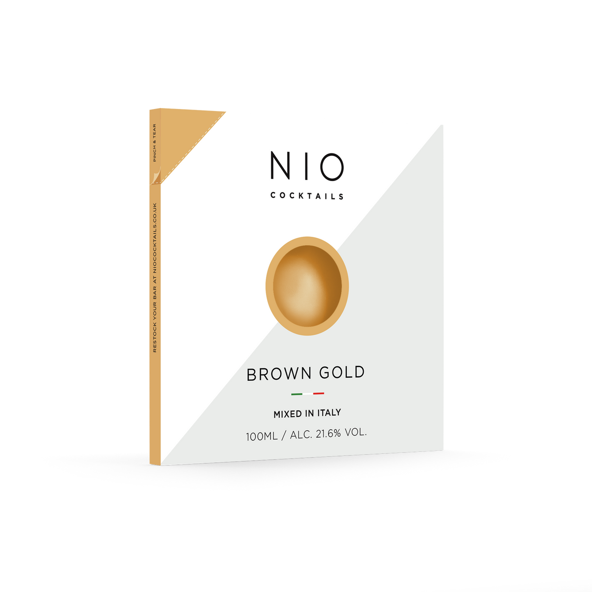 Cocktail Golden Brown Una bevanda da sera elegante e aromatica ricca di bourbon Bulleit, caffè e vaniglia. I cocktail NIO sono creati su ricetta di Patrick Pistolesi, miscelati artigianalmente in Italia con i migliori spirit e confezionati in packaging di design 100% riciclabile. In negozio e online su tuttochic.live