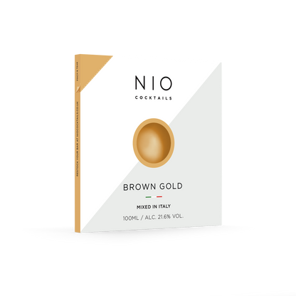 Cocktail Golden Brown Una bevanda da sera elegante e aromatica ricca di bourbon Bulleit, caffè e vaniglia. I cocktail NIO sono creati su ricetta di Patrick Pistolesi, miscelati artigianalmente in Italia con i migliori spirit e confezionati in packaging di design 100% riciclabile. In negozio e online su tuttochic.live