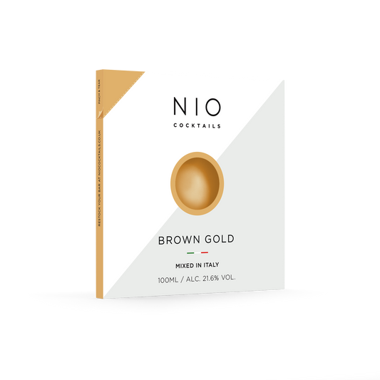 Cocktail Golden Brown Una bevanda da sera elegante e aromatica ricca di bourbon Bulleit, caffè e vaniglia. I cocktail NIO sono creati su ricetta di Patrick Pistolesi, miscelati artigianalmente in Italia con i migliori spirit e confezionati in packaging di design 100% riciclabile. In negozio e online su tuttochic.live