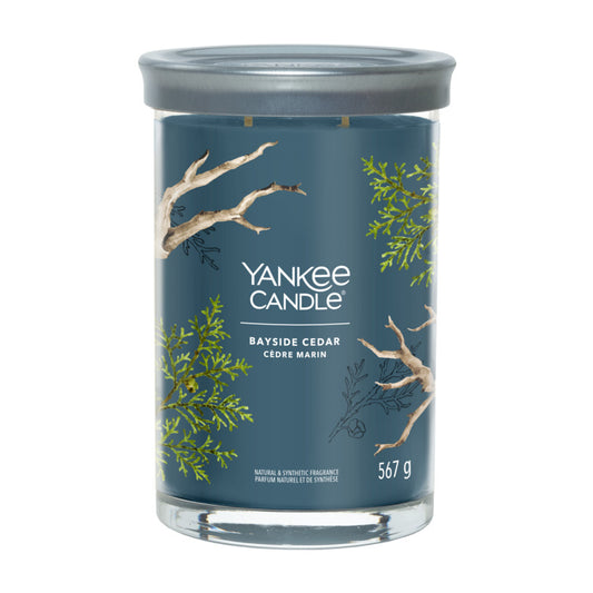 Una passeggiata lungo un sentiero nella foresta, con note rinfrescanti ispirate al pompelmo, ai fiori di mandarino e alla calda ambra. La candela tumbler presenta un coperchio di latta satinato che si adatta alla perfezione alla base rendendolo come sottocandela. Durata 60 a 100 ore. In negozio e online su tuttochic.live