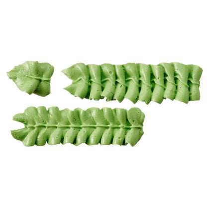 Bocchetta N. 70 a foglia per sac a poche realizzato in un unico pezzo in acciaio inox, ideale per creare decorazioni artistiche su cupcake, crostate e pasticcini. Dimensioni: 2,4 x 2,4 x 4,4 cm, foro di uscita Ø 13 mm. In negozio e online su tuttochic.live