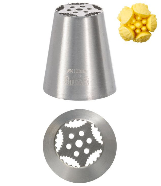 Bocchetta N. 94 a fiore per sac a poche realizzato in un unico pezzo in acciaio inox, ideale per creare decorazioni artistiche su cupcake, crostate e pasticcini. Dimensioni: 3,0 x 3,0 x 4,0 cm, foro di uscita Ø 23 mm. In negozio e online su tuttochic.live