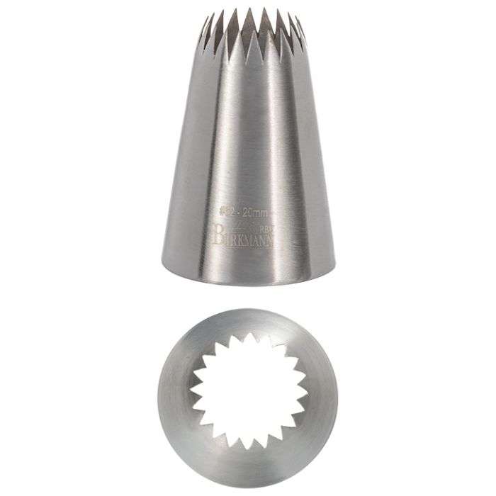 Bocchetta N. 62 a stella francese per sac a poche realizzato in un unico pezzo in acciaio inox, ideale per creare decorazioni artistiche su cupcake, crostate e pasticcini. Dimensioni: 3,5x3,5x5,3 cm, foro di uscita Ø 20 mm. In negozio e online su tuttochic.live