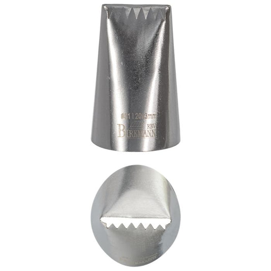 Bocchetta N. 31 a foro tondo per sac a poche realizzato in un unico pezzo in acciaio inox, ideale per creare decorazioni artistiche su cupcake, crostate e pasticcini. Dimensioni:  3,0 x 3,0 x 4,4 cm, foro di uscita Ø 20x3 mm. In negozio e online su tuttochic.live