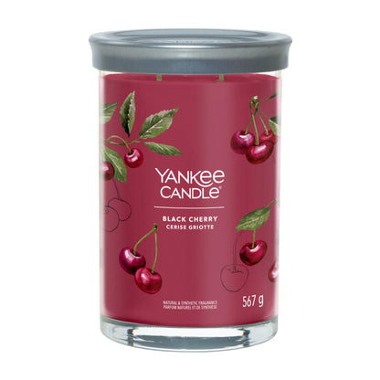La deliziosa dolcezza del profumo ispirato alle amarene mature. Candela realizzata con due stoppini e un mix di altissima qualità. La candela tumbler presenta un coperchio di latta satinato che si adatta alla perfezione alla base rendendolo un perfetto sottocandela. Durata 60/100 ore In negozio e online su tuttochic.live