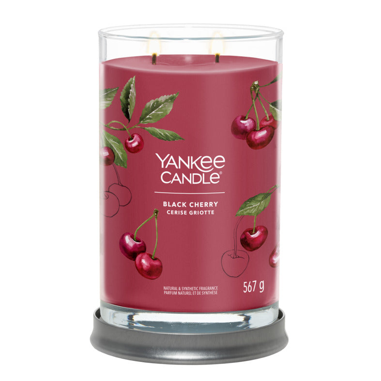 La deliziosa dolcezza del profumo ispirato alle amarene mature. Candela realizzata con due stoppini e un mix di altissima qualità. La candela tumbler presenta un coperchio di latta satinato che si adatta alla perfezione alla base rendendolo un perfetto sottocandela. Durata 60/100 ore In negozio e online su tuttochic.live