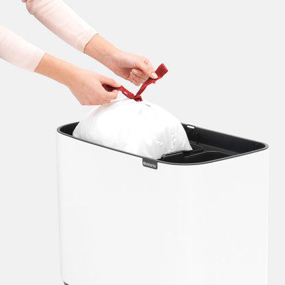 La pattumiera Bo Touch Bin Brabantia 23 + 11 litri in metallo di color bianco arreda con stile. Si apre con un leggero tocco. Facile da pulire - due secchi interni in plastica rimovibili.  Dimensioni Lunghezza: 31,2 cm Larghezza : 54 cm Altezza: 68 cm Capacità: 34 litri Peso: 5,7 Kg. In negozio e online su tuttochic.live