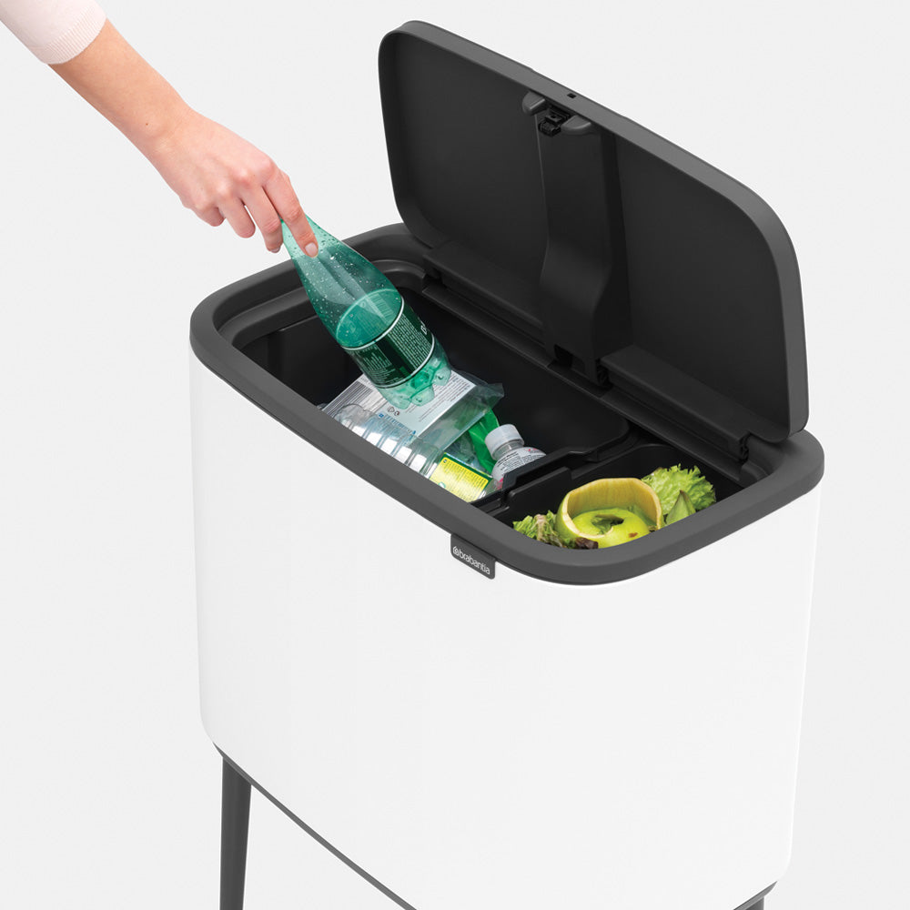 La pattumiera Bo Touch Bin Brabantia 23 + 11 litri in metallo di color bianco arreda con stile. Si apre con un leggero tocco. Facile da pulire - due secchi interni in plastica rimovibili.  Dimensioni Lunghezza: 31,2 cm Larghezza : 54 cm Altezza: 68 cm Capacità: 34 litri Peso: 5,7 Kg. In negozio e online su tuttochic.live