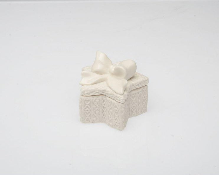Scatoline con coperchio in porcellana decorata a forma di stella. Dimensioni: cm 8 x 8 x 7 h. In negozio e online su tuttochic.live