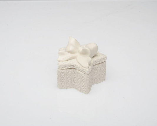 Scatoline con coperchio in porcellana decorata a forma di stella. Dimensioni: cm 8 x 8 x 7 h. In negozio e online su tuttochic.live