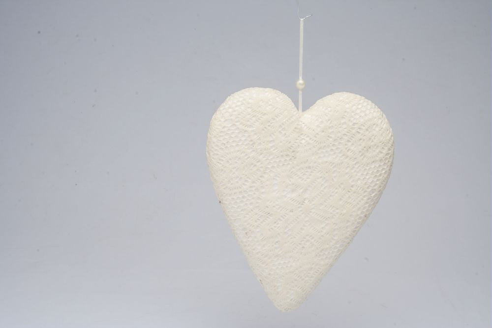 Cuore in polisterolo ricoperto di pizzo bianco e glitter. Dimensione / Diametro esterno in cm : 21 Larghezza in cm. : 26. In negozio e online su tuttochic.live