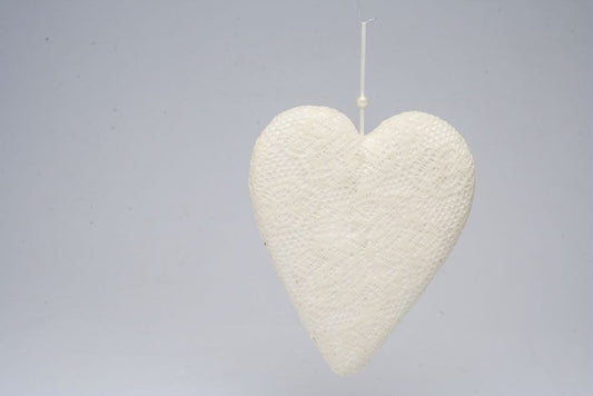 Cuore in polisterolo ricoperto di pizzo bianco e glitter. Dimensione / Diametro esterno in cm : 21 Larghezza in cm. : 26. In negozio e online su tuttochic.live