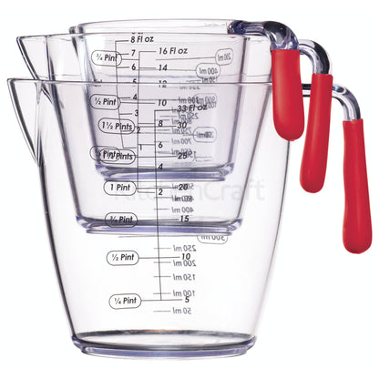 Questo set di tre caraffe di misurazione in acrilico sono ideali per l'uso quando si seleziona le ricette. Le tre dimensioni dei misurini possono essere impilate all'interno di un'altra per lo spazio nella tua cucina. In negozio e online su tuttochic.live