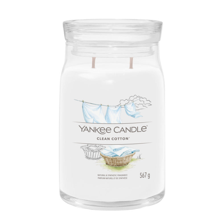 Questa è una fragranza Fresca e Pulita. Una fragranza che evoca il profumo del cotone asciugato al sole, ispirata a note verdi, fiori bianchi, con un tocco di limone. Candela realizzata con due stoppini e un mix di altissima qualità di cera di soia. Tempo di combustione: 60 a 90 ore. In negozio e online su tuttochic.live