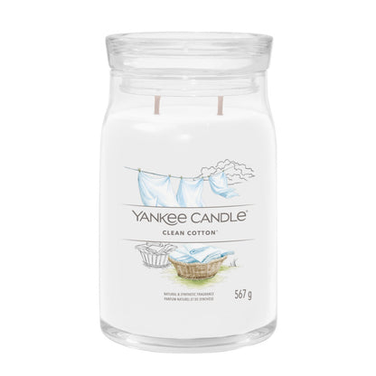 Questa è una fragranza Fresca e Pulita. Una fragranza che evoca il profumo del cotone asciugato al sole, ispirata a note verdi, fiori bianchi, con un tocco di limone. Candela realizzata con due stoppini e un mix di altissima qualità di cera di soia. Tempo di combustione: 60 a 90 ore. In negozio e online su tuttochic.live