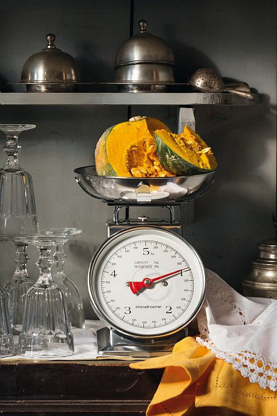 Bilancia da cucina analogica in acciaio inox. Portata massima kg 5, scala graduata per g 20. Rilevamento a vista con ago indicatore. Dimensioni cm 21x21x25.