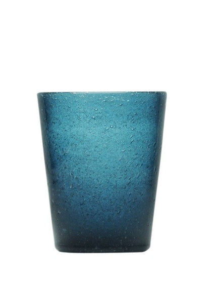 Bicchiere in vetro soffiato, colorato e lavorato a mano con effetto bollicine. Divertiti a colorare la tua tavola scegliendo il colore e la quantità da acquistare. La soffiatura fa sì che ogni bicchiere sia leggermente diverso l'uno dall'altro. Capacità cl 30. In negozio e online su tuttochic.live