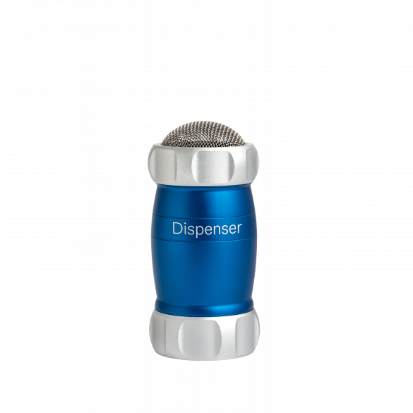 Con Dispenser, cospargere farina o semola di grano duro sulla pasta fresca, spezie sui piatti, zucchero a velo o cacao su dolci e biscotti, è un’operazione facile e precisa. Realizzato in lega di alluminio anodizzato di colore blu per alimenti. Dimensioni: cm 6 × 6 × 12.5 h. In negozio e online su tuttochic.live