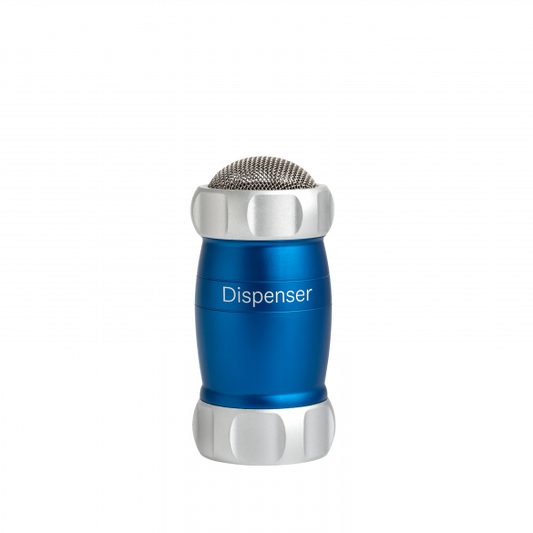 Con Dispenser, cospargere farina o semola di grano duro sulla pasta fresca, spezie sui piatti, zucchero a velo o cacao su dolci e biscotti, è un’operazione facile e precisa. Realizzato in lega di alluminio anodizzato di colore blu per alimenti. Dimensioni: cm 6 × 6 × 12.5 h. In negozio e online su tuttochic.live