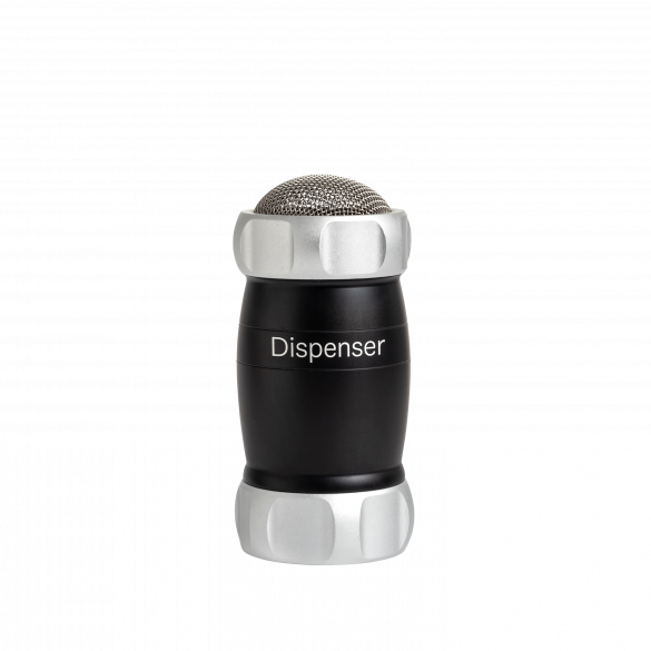 Con Dispenser, cospargere farina o semola di grano duro sulla pasta fresca, spezie sui piatti, zucchero a velo o cacao su dolci e biscotti, è un’operazione facile e precisa. Realizzato in lega di alluminio anodizzato di colore nero per alimenti. Dimensioni: cm 6 × 6 × 12.5 h. In negozio e online su tuttochic.live