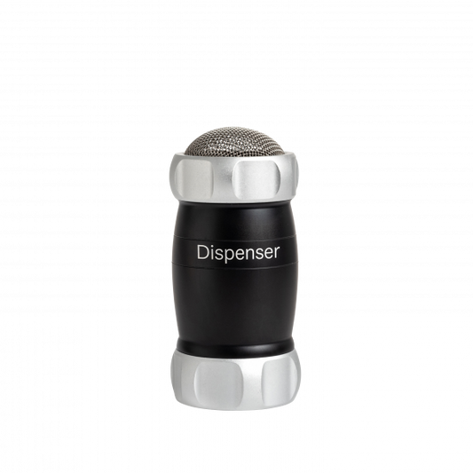 Con Dispenser, cospargere farina o semola di grano duro sulla pasta fresca, spezie sui piatti, zucchero a velo o cacao su dolci e biscotti, è un’operazione facile e precisa. Realizzato in lega di alluminio anodizzato di colore nero per alimenti. Dimensioni: cm 6 × 6 × 12.5 h. In negozio e online su tuttochic.live