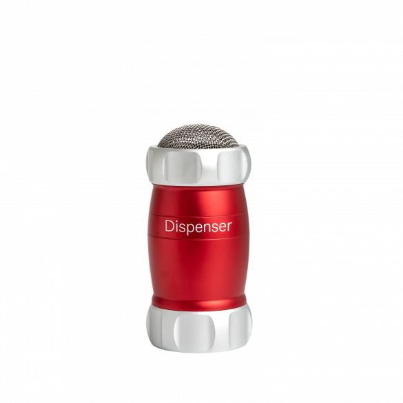 Con Dispenser, cospargere farina o semola di grano duro sulla pasta fresca, spezie sui piatti, zucchero a velo o cacao su dolci e biscotti, è un’operazione facile e precisa. Realizzato in lega di alluminio anodizzato di colore rosso per alimenti. Dimensioni: cm 6 × 6 × 12.5 h. In negozio e online su tuttochic.live