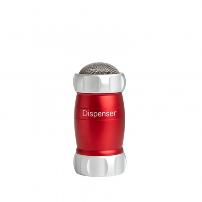Con Dispenser, cospargere farina o semola di grano duro sulla pasta fresca, spezie sui piatti, zucchero a velo o cacao su dolci e biscotti, è un’operazione facile e precisa. Realizzato in lega di alluminio anodizzato di colore rosso per alimenti. Dimensioni: cm 6 × 6 × 12.5 h. In negozio e online su tuttochic.live