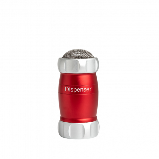Con Dispenser, cospargere farina o semola di grano duro sulla pasta fresca, spezie sui piatti, zucchero a velo o cacao su dolci e biscotti, è un’operazione facile e precisa. Realizzato in lega di alluminio anodizzato di colore rosso per alimenti. Dimensioni: cm 6 × 6 × 12.5 h. In negozio e online su tuttochic.live