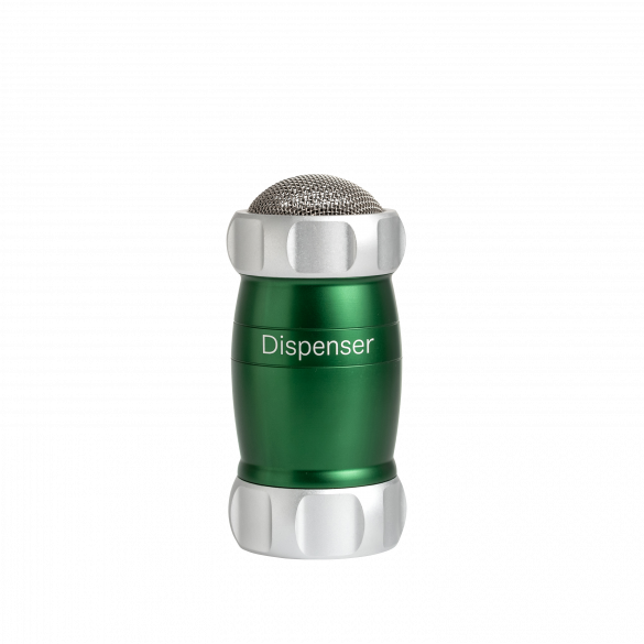 Con Dispenser, cospargere farina o semola di grano duro sulla pasta fresca, spezie sui piatti, zucchero a velo o cacao su dolci e biscotti, è un’operazione facile e precisa. Realizzato in lega di alluminio anodizzato di colore verde per alimenti. Dimensioni: cm 6 × 6 × 12.5 h. In negozio e online su tuttochic.live