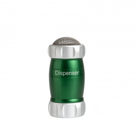Con Dispenser, cospargere farina o semola di grano duro sulla pasta fresca, spezie sui piatti, zucchero a velo o cacao su dolci e biscotti, è un’operazione facile e precisa. Realizzato in lega di alluminio anodizzato di colore verde per alimenti. Dimensioni: cm 6 × 6 × 12.5 h. In negozio e online su tuttochic.live