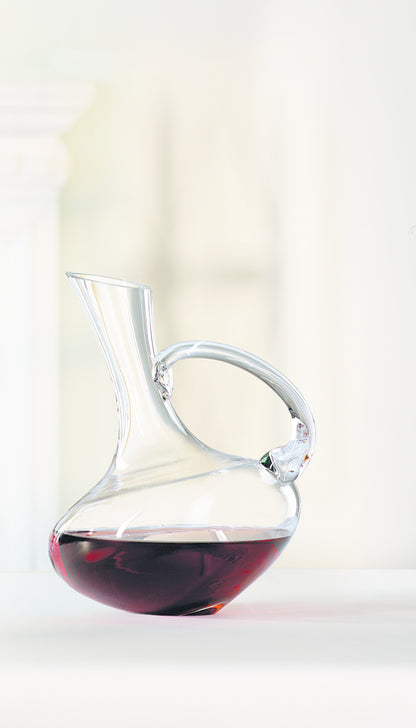 Decanter da vino inclinato in vetro cristallino con manico modello Pisa di Spiegelau capacità 1 litro.